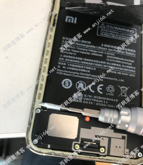 米6钉子户，更换电池再战2年。